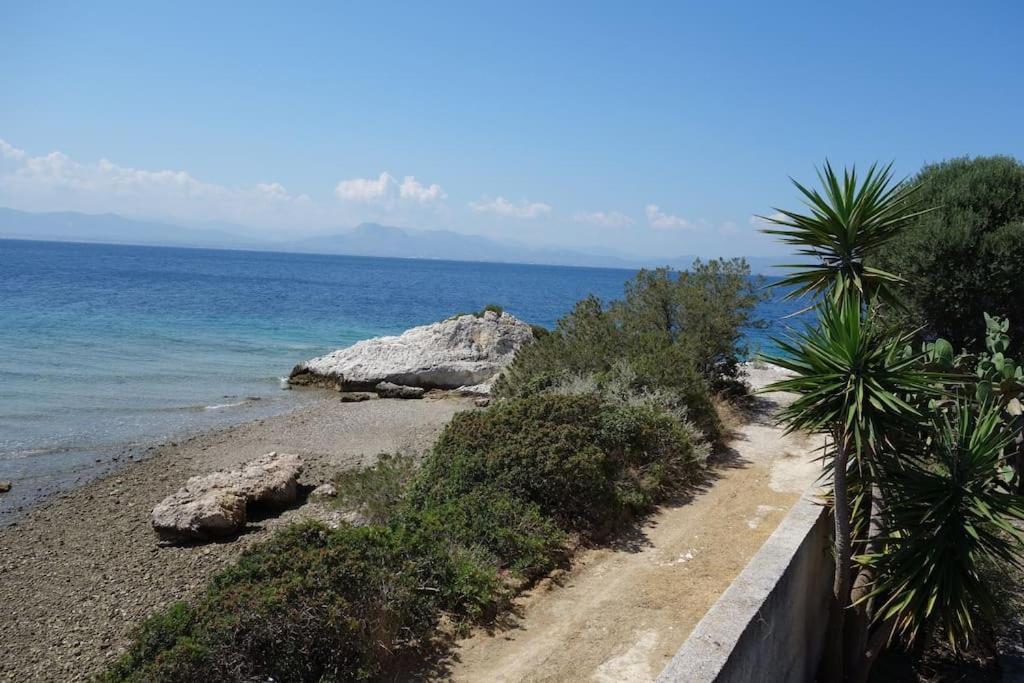 House By The Sea At Skaloma, Loutraki Villa Vouliagmeni Lake Exterior photo