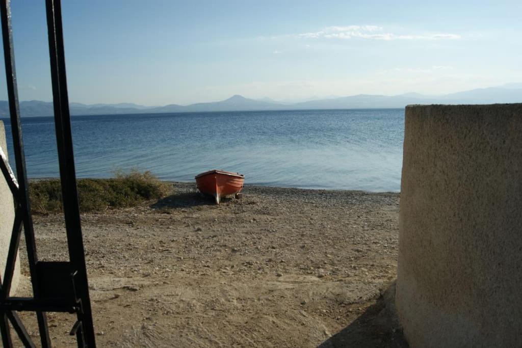 House By The Sea At Skaloma, Loutraki Villa Vouliagmeni Lake Exterior photo